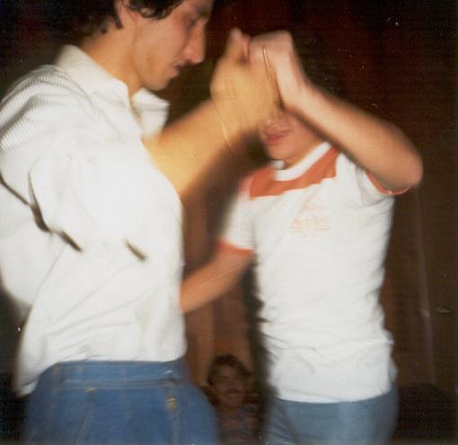 Julio Lozano bailando en un antro gay